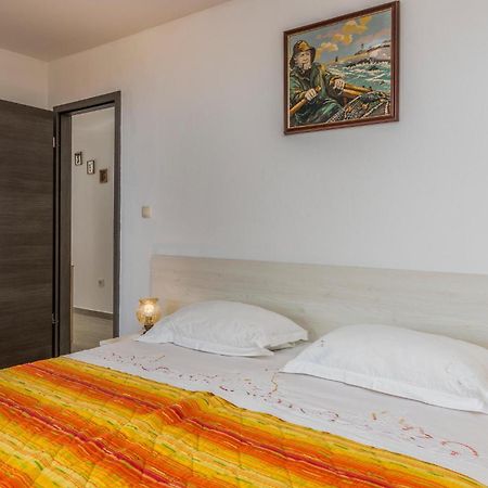 Lovely Apartment In Mali Losinj With Kitchen Luaran gambar
