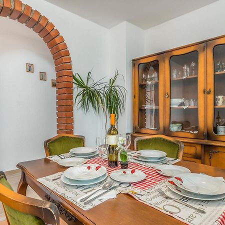 Lovely Apartment In Mali Losinj With Kitchen Luaran gambar