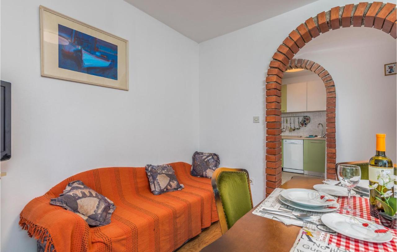 Lovely Apartment In Mali Losinj With Kitchen Luaran gambar